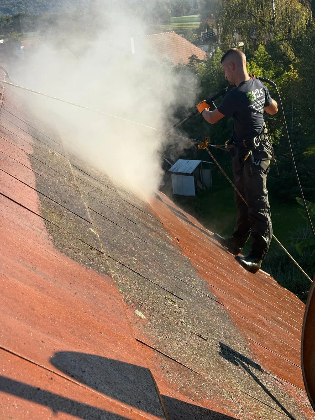 Nettoyage vapeur d'une toiture par C2S