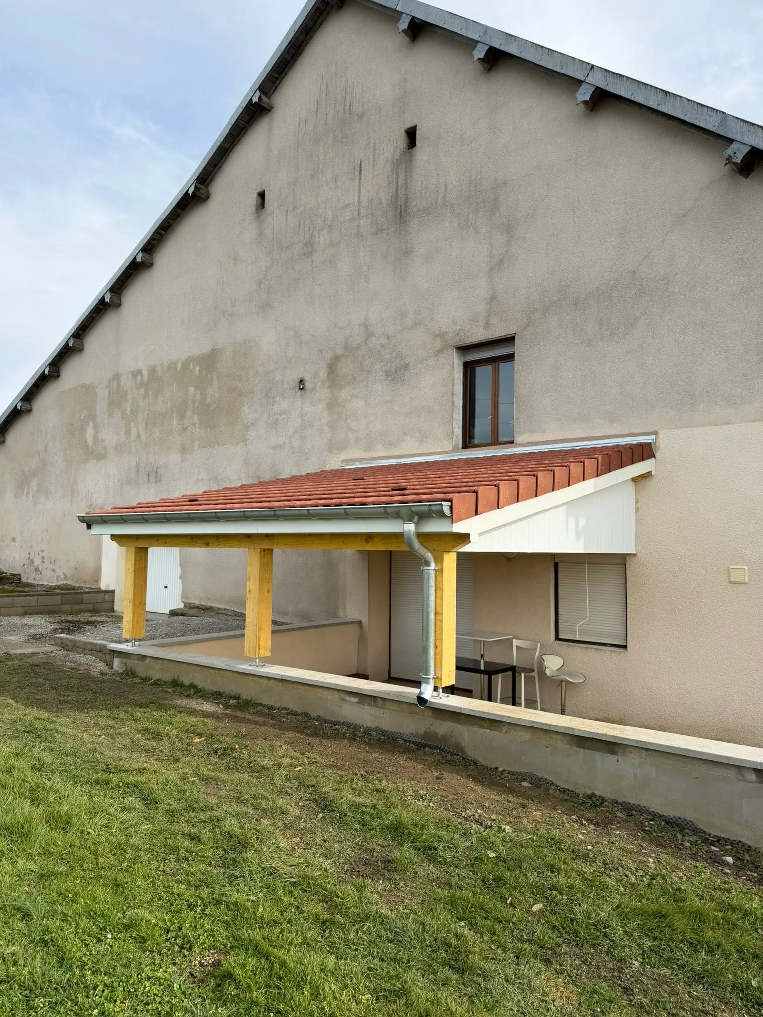 Réalisation C2S : installation pergola adossée