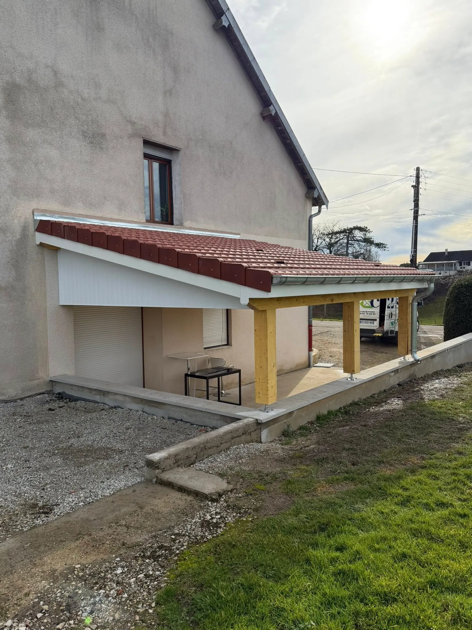 Réalisation C2S : installation pergola adossée