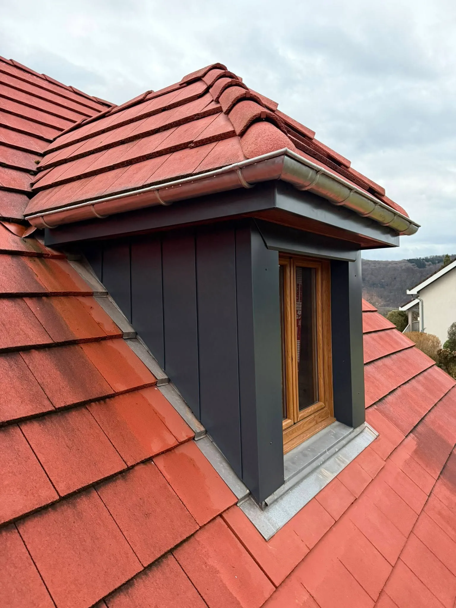 Réalisation C2S : réfection fenêtre chien-assis bois en bardage tôle