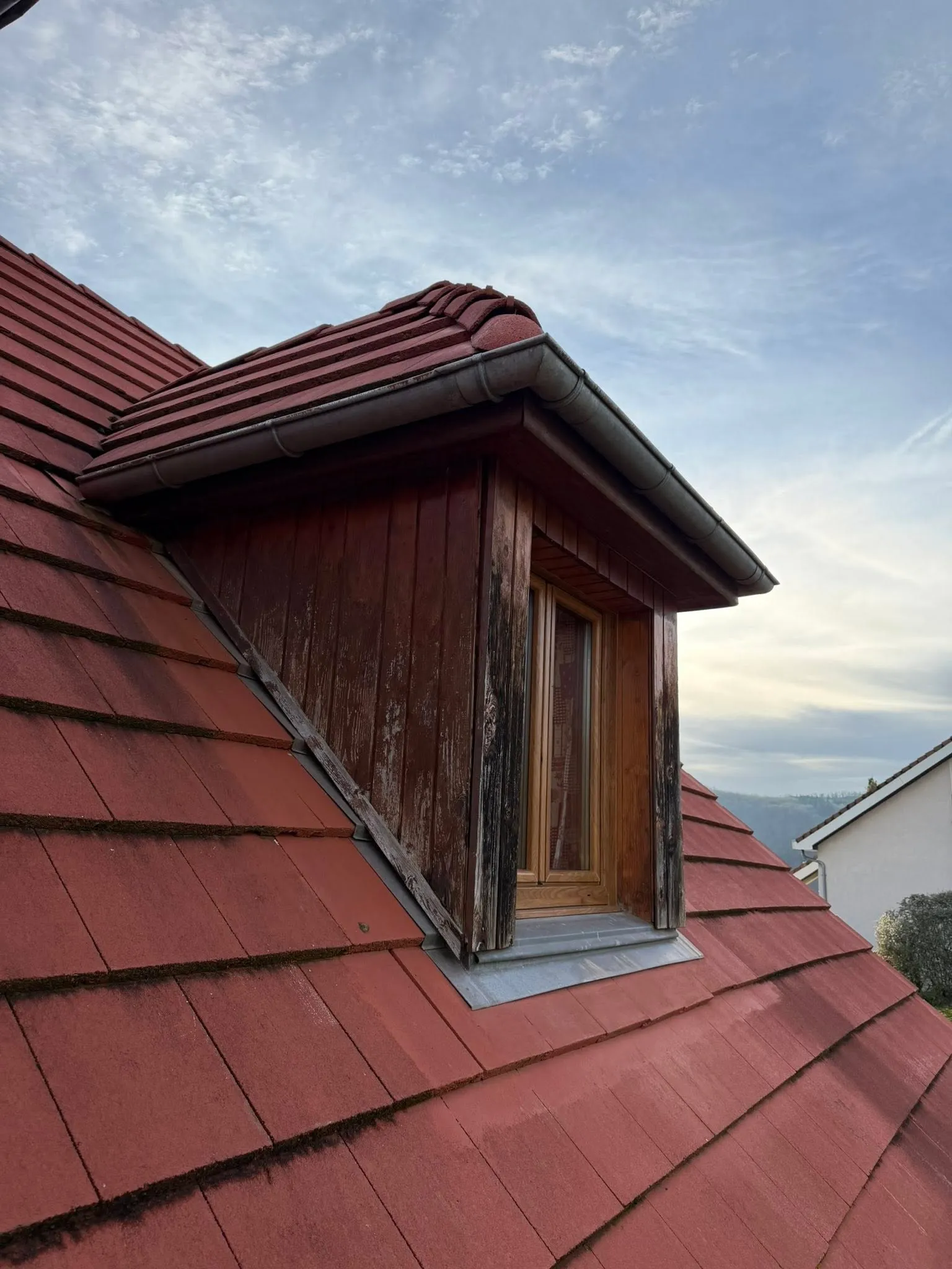 Réalisation C2S : réfection fenêtre chien-assis bois en bardage tôle